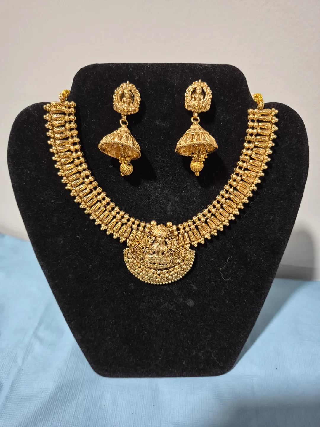 Gold tone necklace and earring set thumbnail