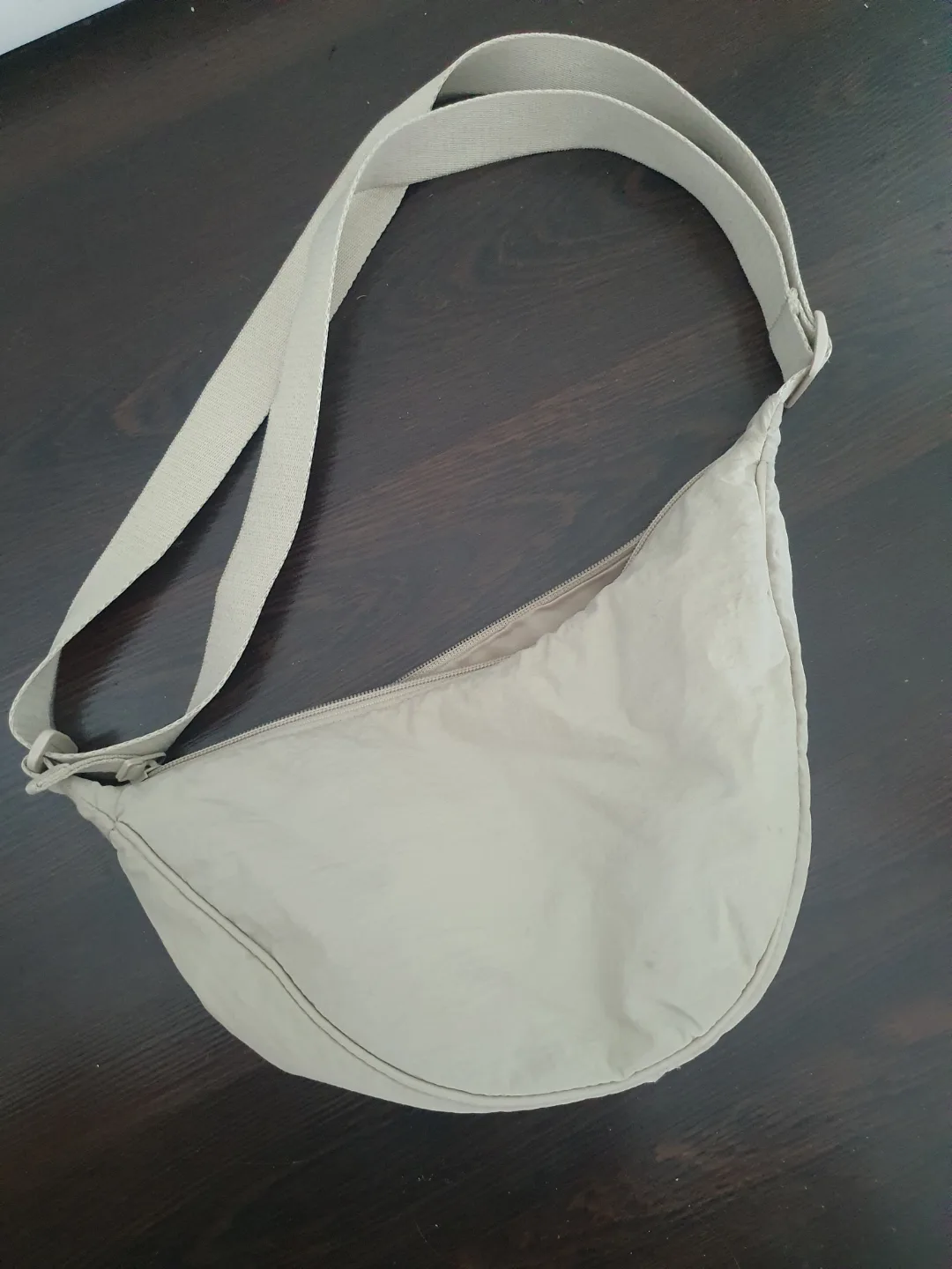 Uniqlo Cream-coloured half-moon crossbody bag thumbnail