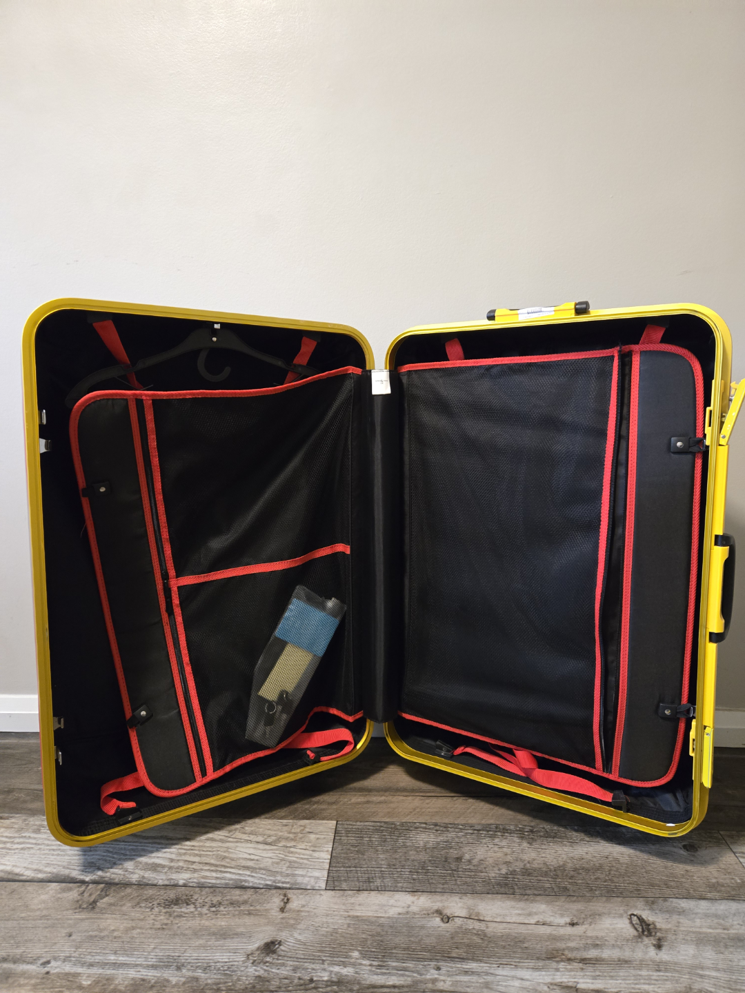 Large Black Polycarbonate Suitcase 26inches - photo 2