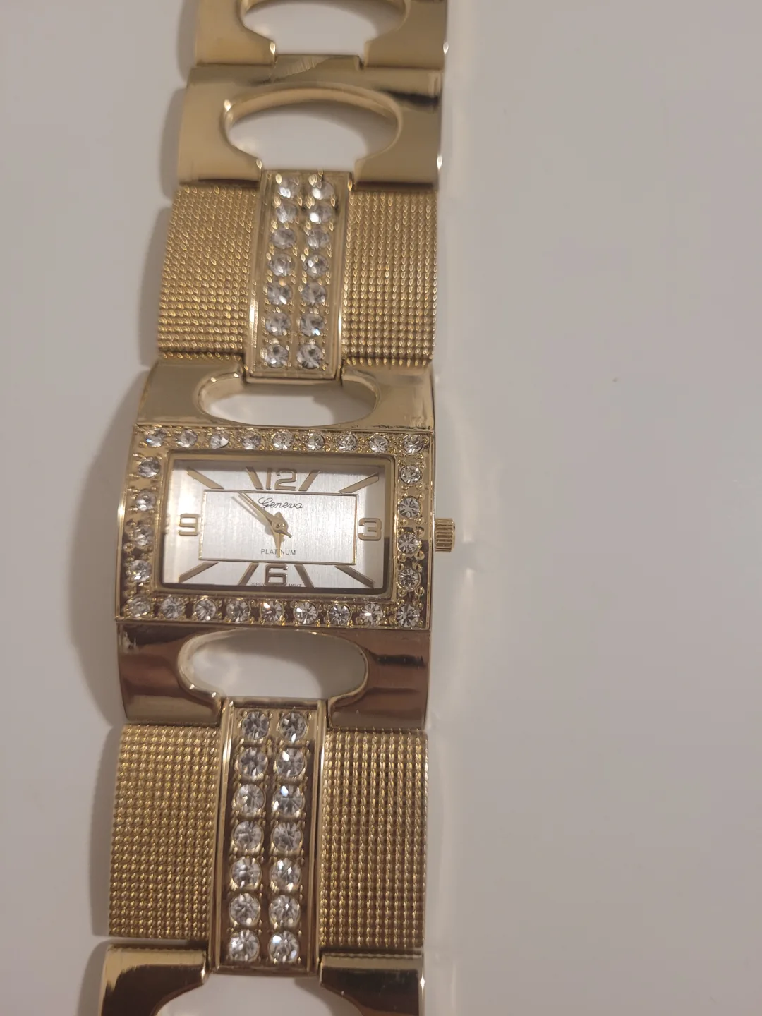 VINTAGE Geneva Gold Tone Rhinestone Watch see pictures image indicator(3)