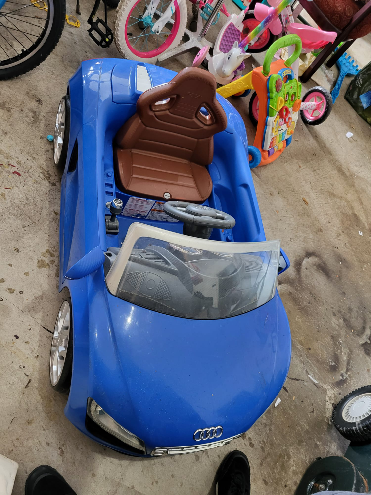 Kids' Ride-On Audi R8 Toy Car - photo 3
