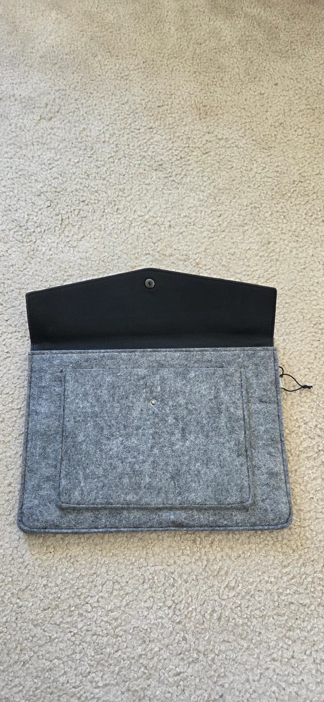 Felt Laptop Sleeve with Leather Closure image indicator(2)
