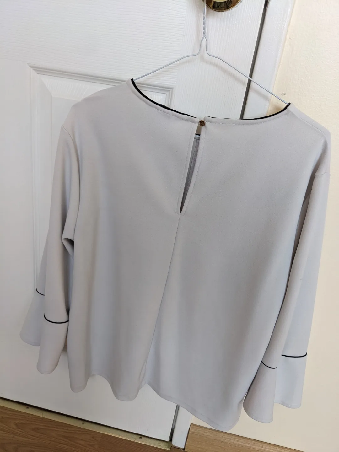 H&M White Bell Sleeve Blouse image indicator(4)