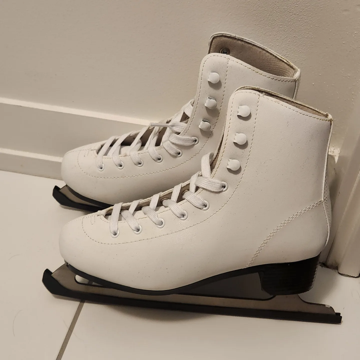 Girls' White Figure Skates thumbnail