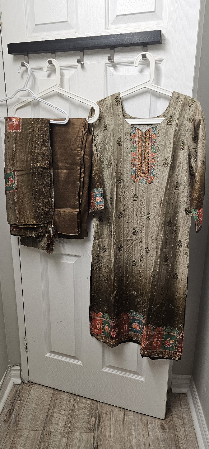Three-piece women's Shalwar Kameez Suits - photo 3