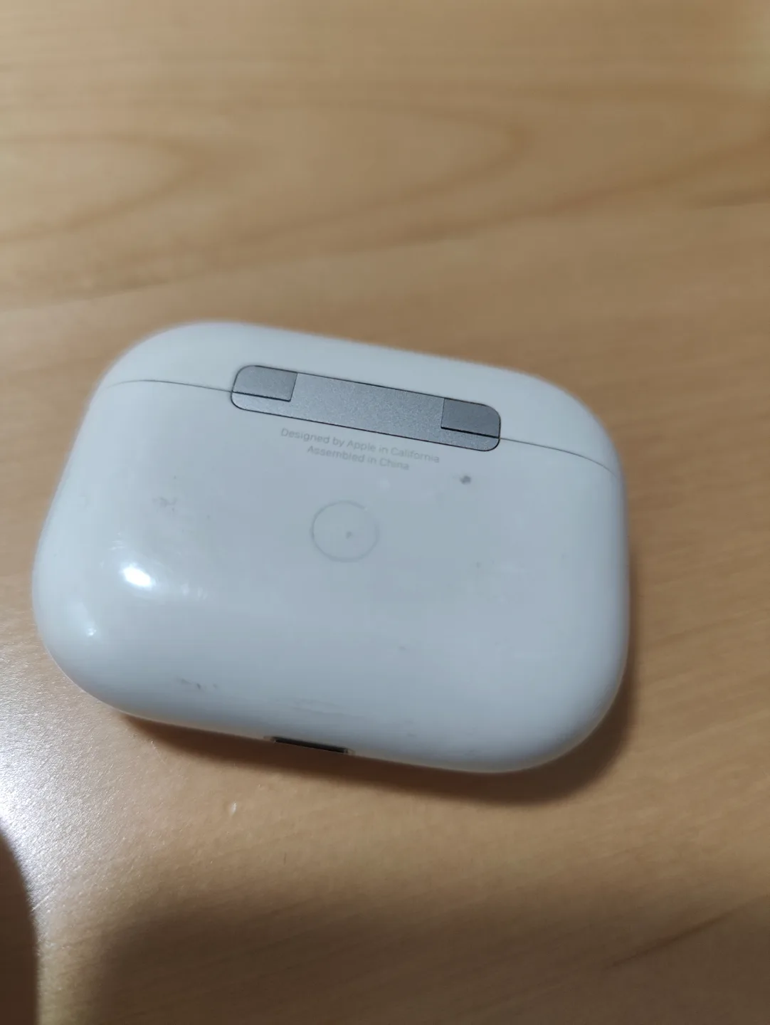 Apple AirPods PRO Charging Case (1st Gen) image indicator(2)