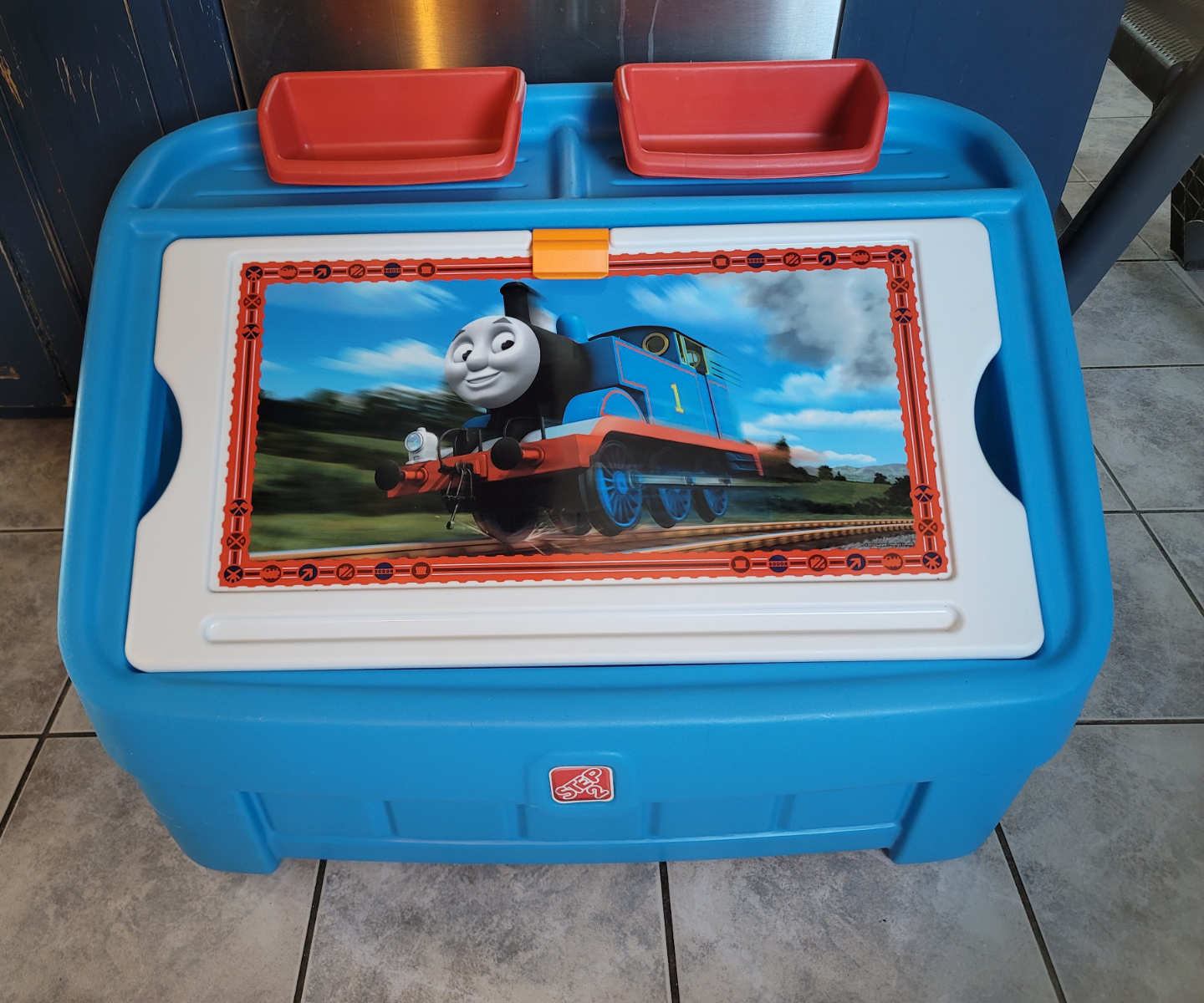 Step2 Thomas The Tank Engine 2-in-1 Toy Box and Art Lid