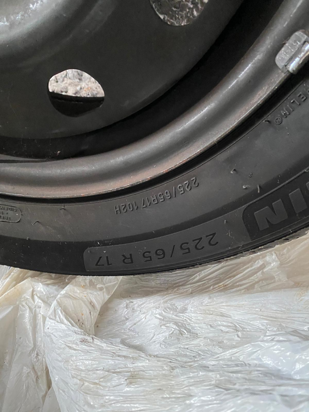 Michelin Defender 2 Tire on Steel Rim x 4 225 65 R17 all seasons - photo 2