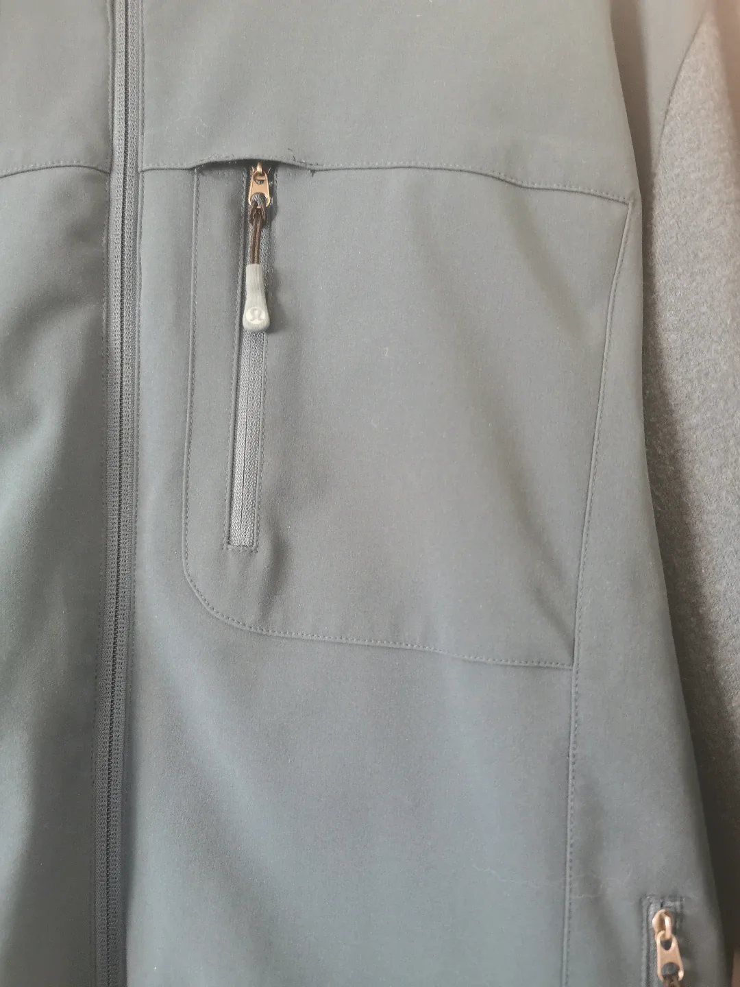 men's Lululemon large jacket image indicator(4)