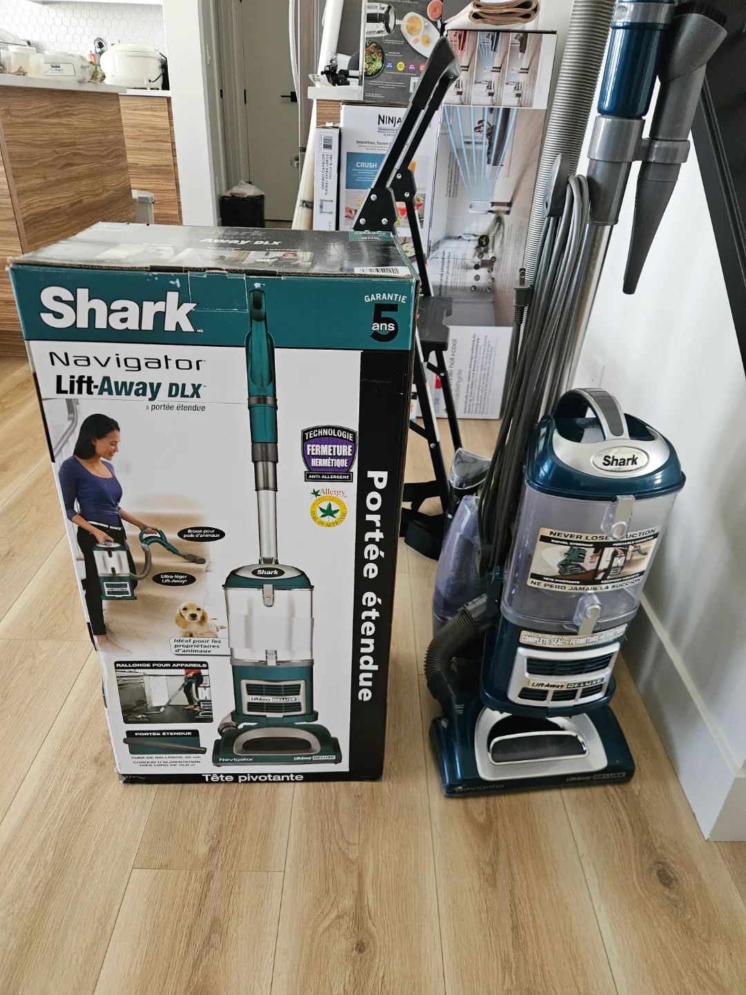 Shark Navigator Lift-Away DLX Vacuum Cleaner thumbnail