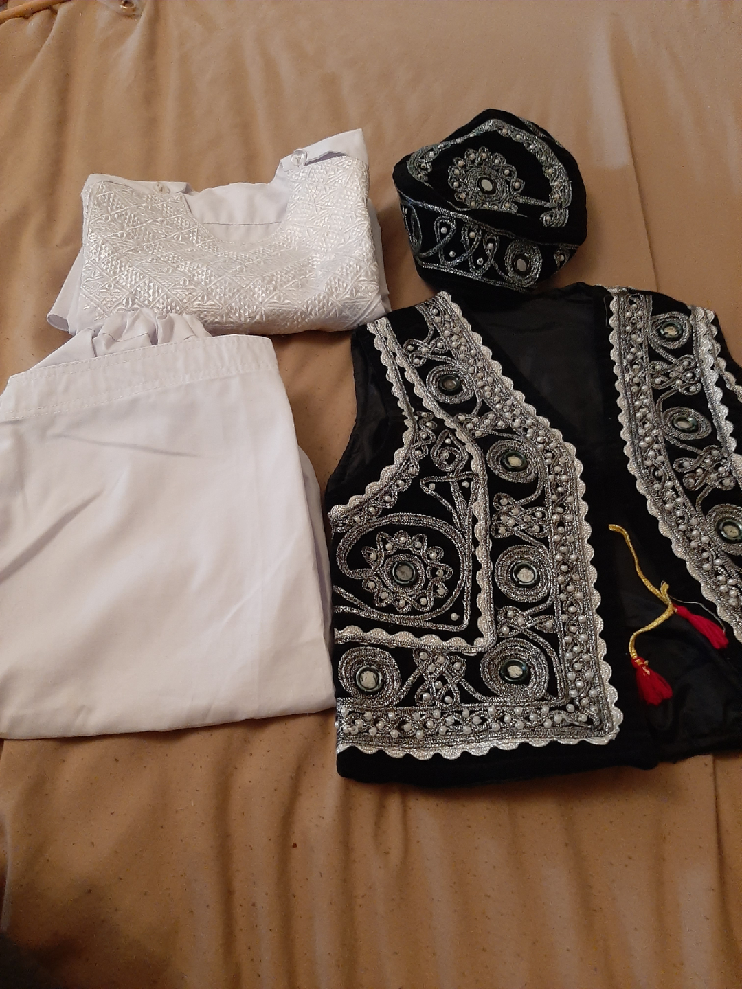 Traditional Embroidered Child's Outfit - photo 2
