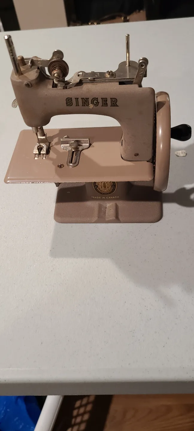 Vintage Singer Sewing Machine - Made in Canada thumbnail