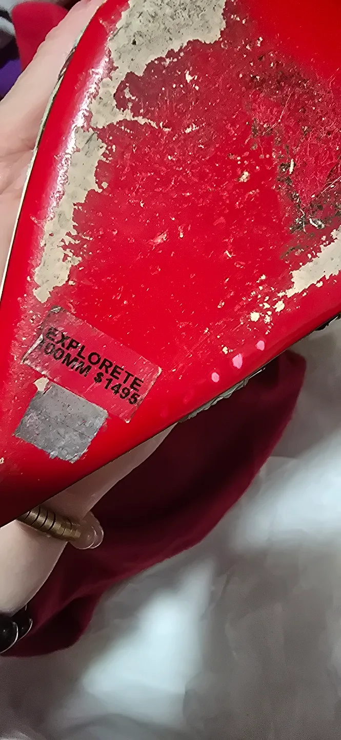 authentic Louboutin image indicator(3)