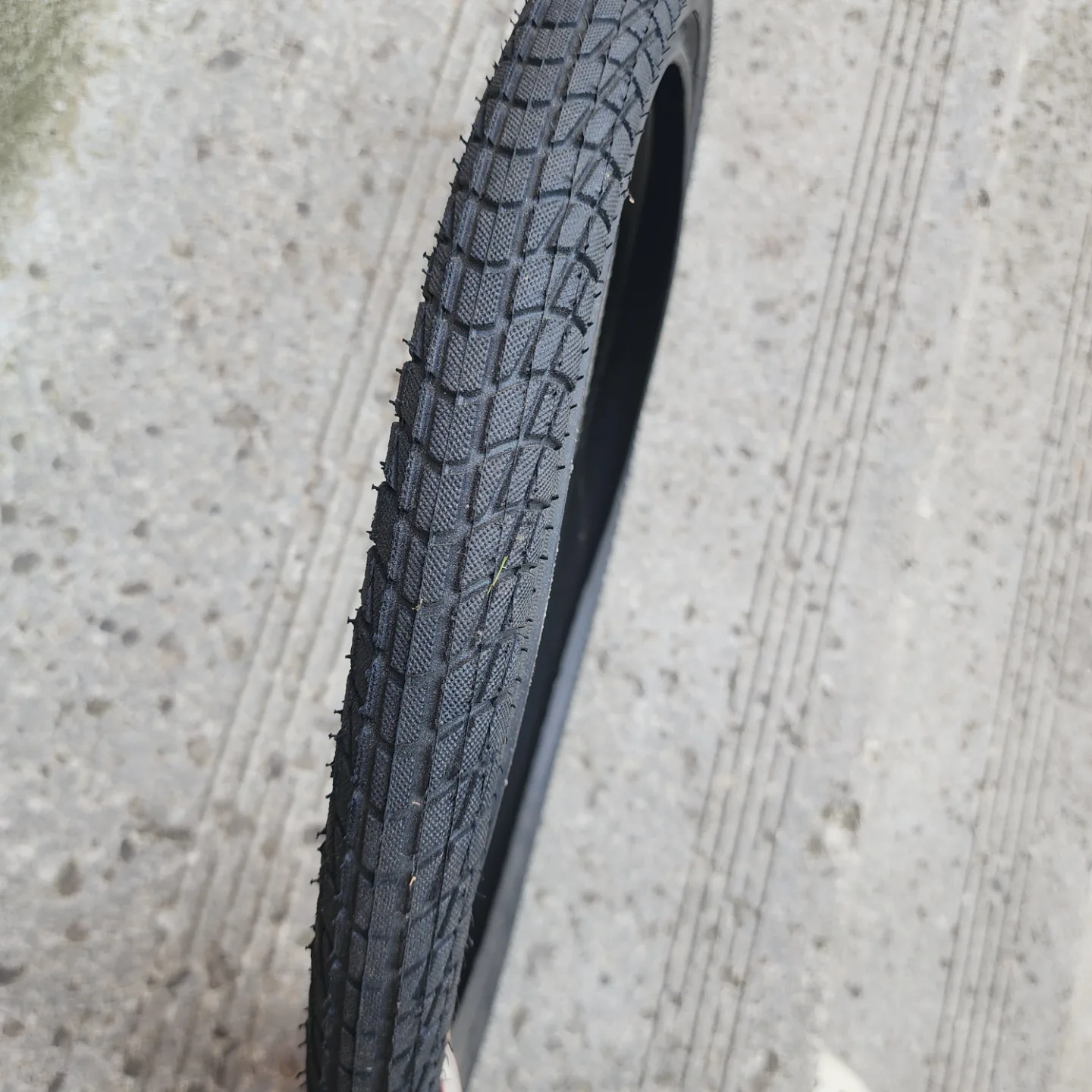 Kenda Kontakt 20 x 1.95 Bicycle Tire image indicator(4)