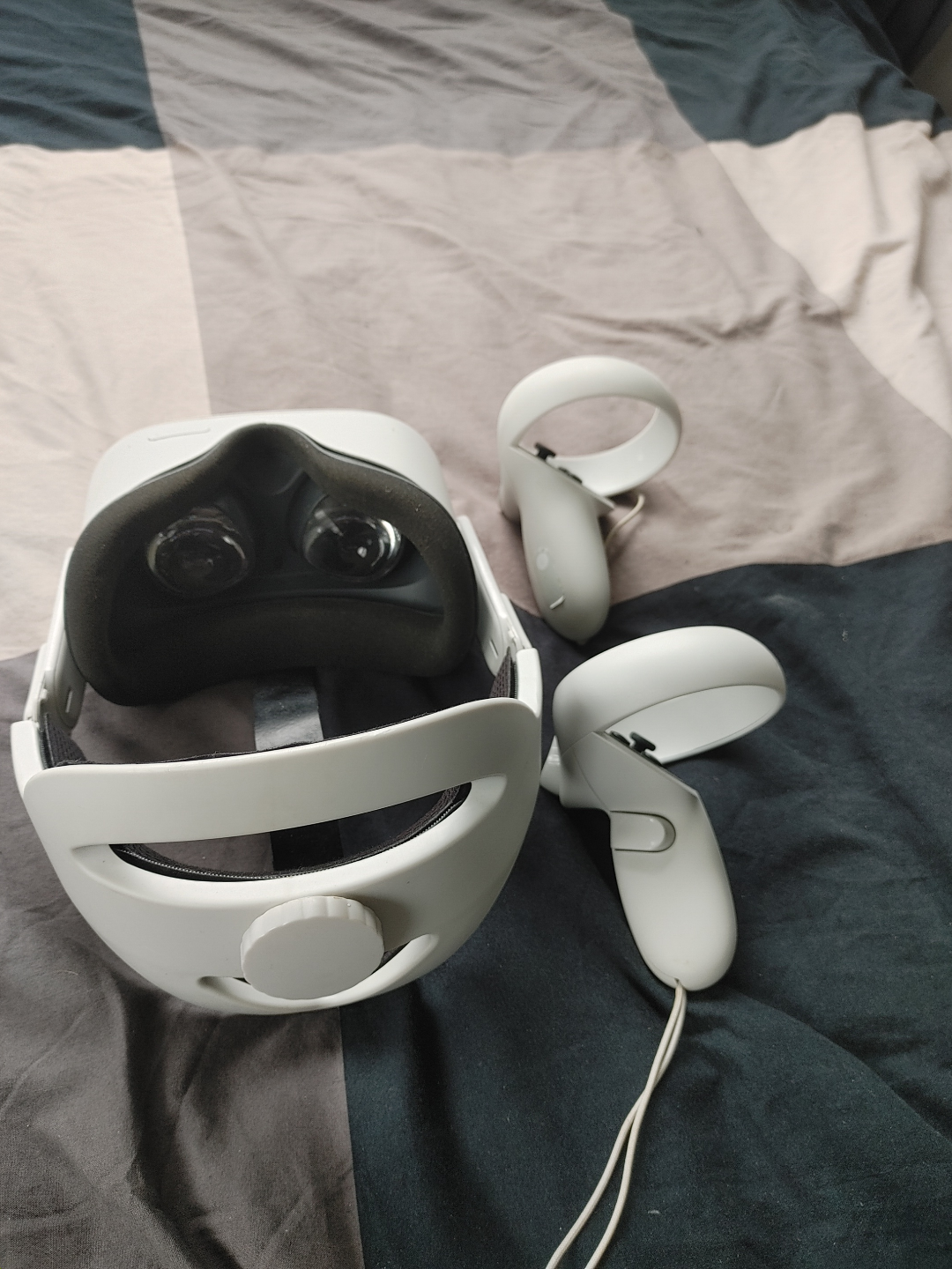 Meta Quest 2 VR Headset and Controllers - photo 2