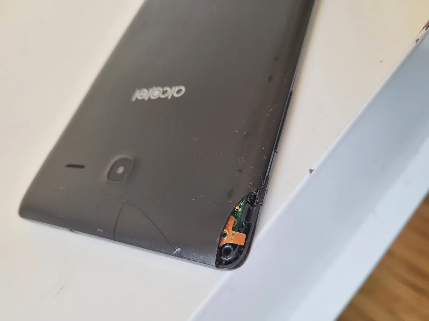 Alcatel 9015B 8GB Android Tablet Working – Cracked Back Corner image indicator(7)