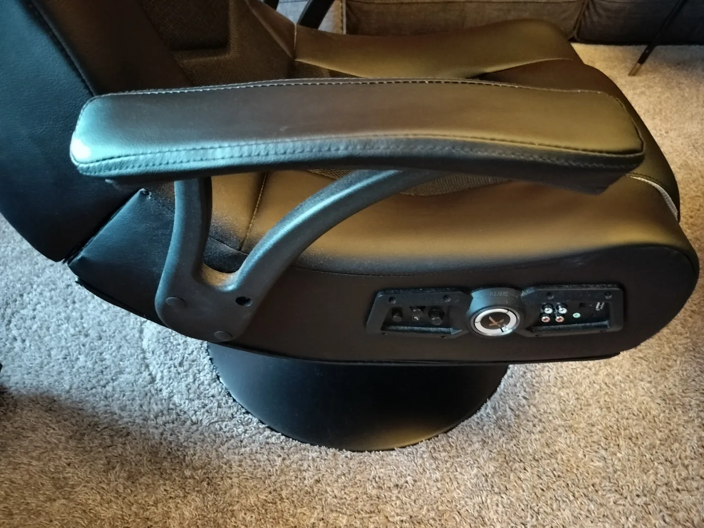 X Rocker Gaming Chair with Built-in Speakers image indicator(2)