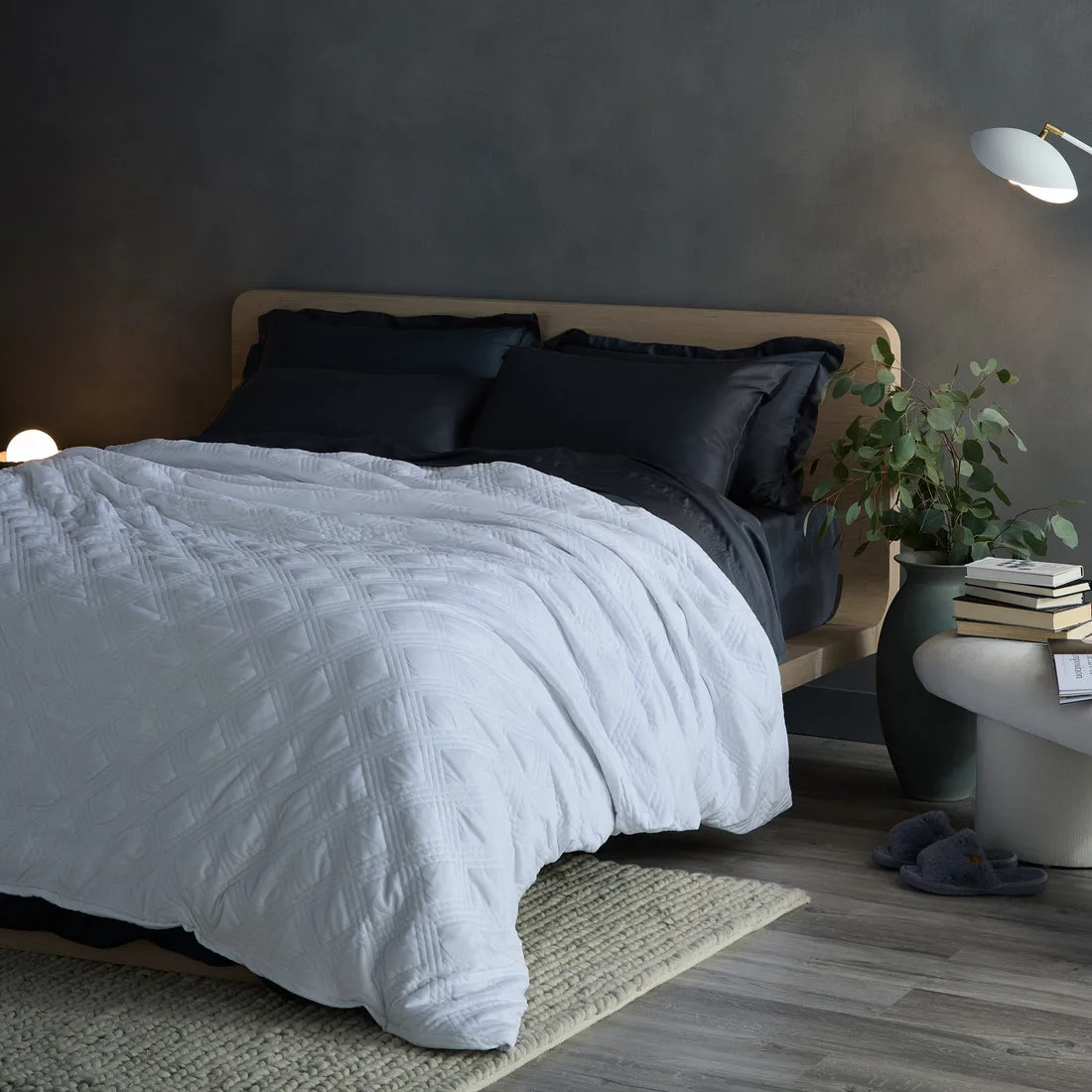 Hush Weighted Blanket - White - Excellent Condition image indicator(2)