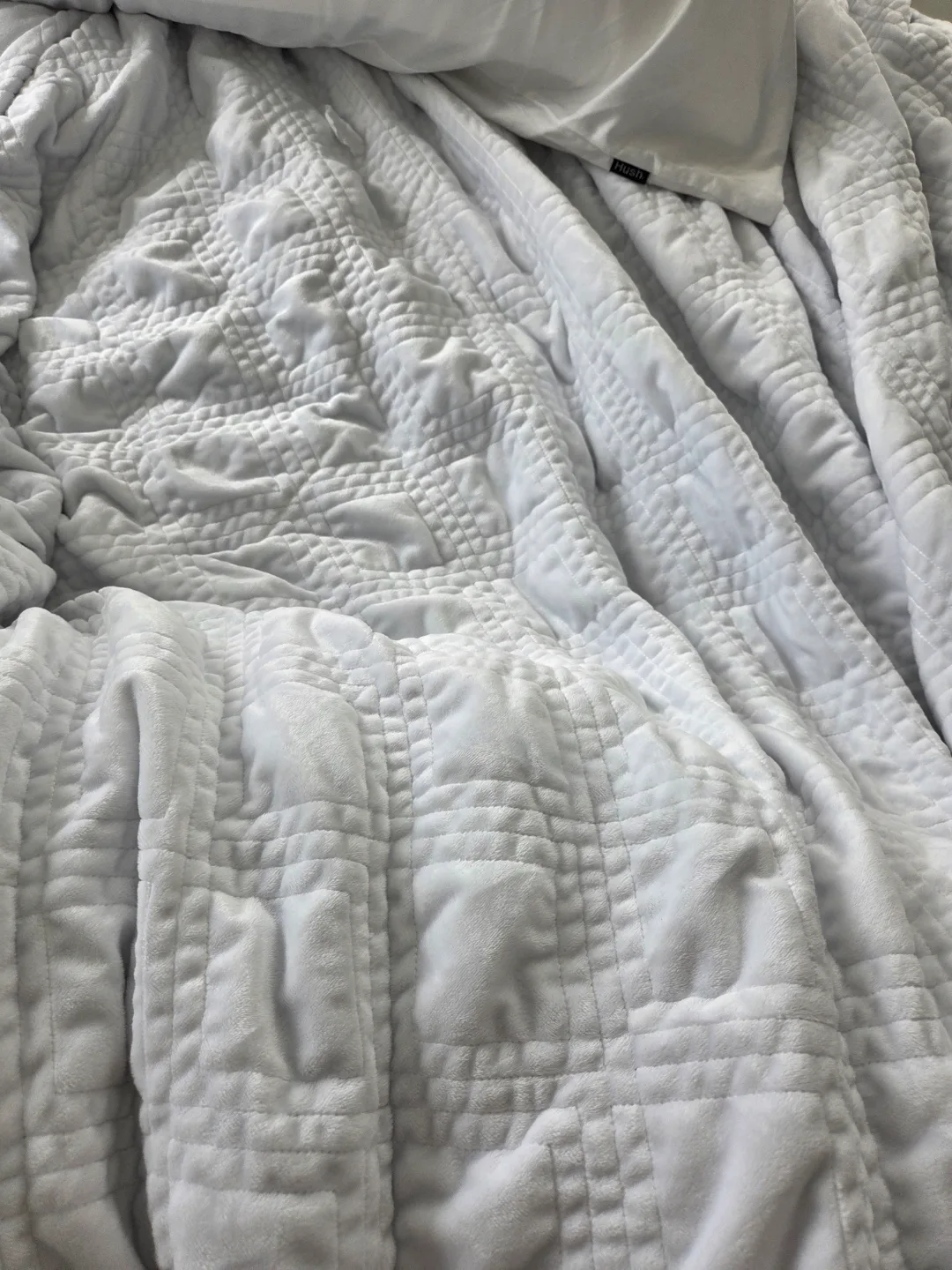Hush Weighted Blanket - White - Excellent Condition image indicator(4)