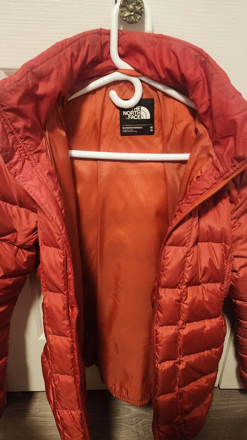 The North Face Women's Red Puffer Jacket - Size M image indicator(3)