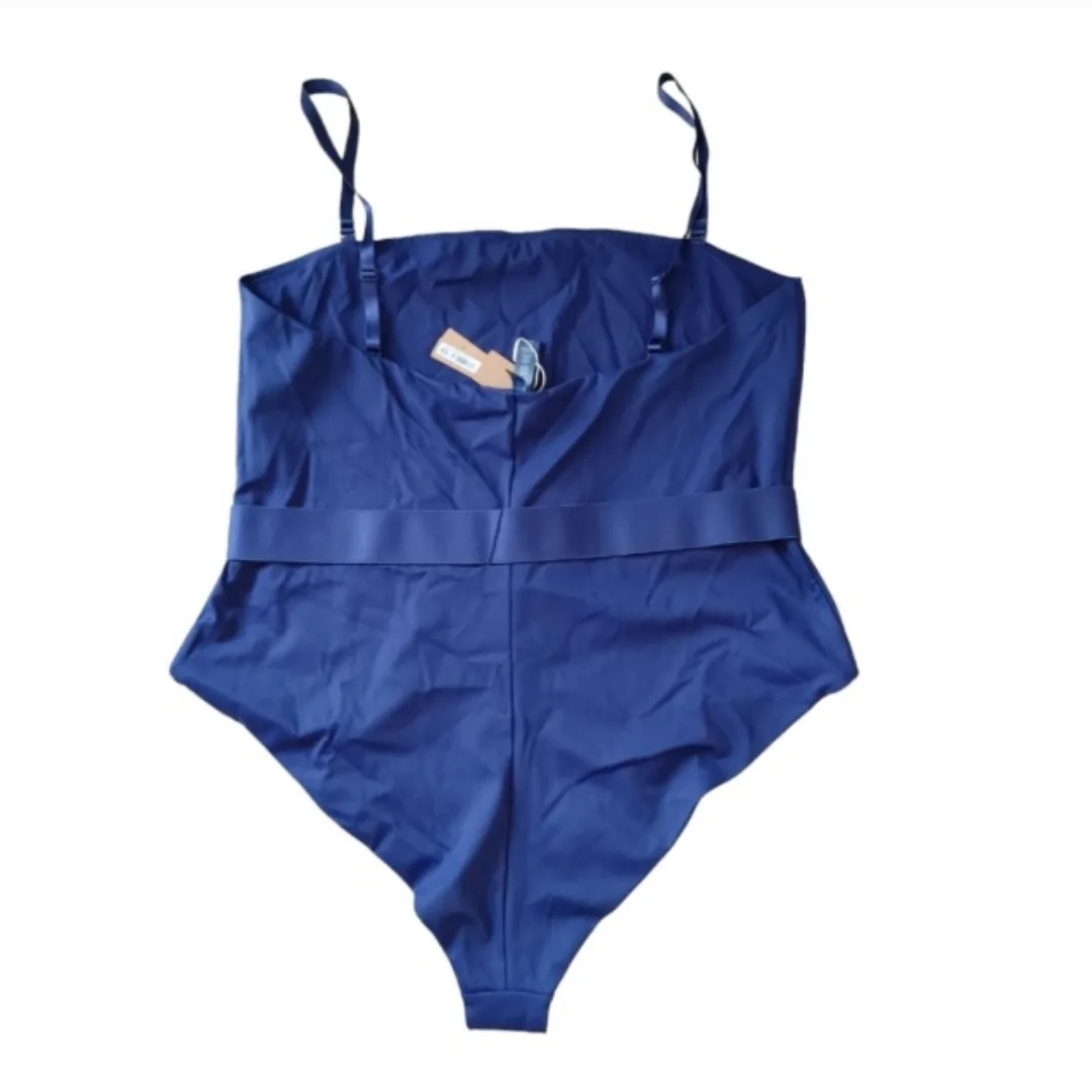 SKIMS Sculpting Swimsuit Strapless One Piece image indicator(3)