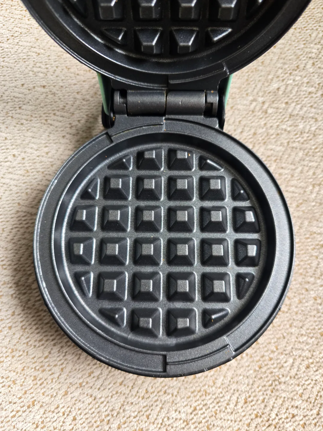 Dash Mini Waffle Maker - Aqua Colour image indicator(5)