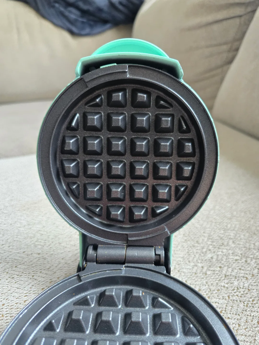 Dash Mini Waffle Maker - Aqua Colour image indicator(6)