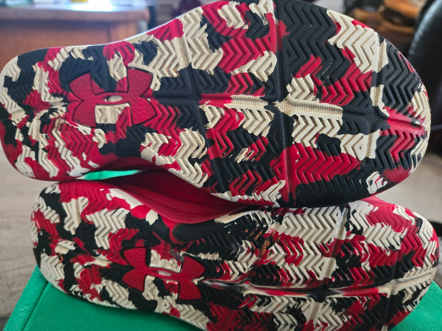 Under Armour Boys' Basketball Shoes Size 13.5 image indicator(2)