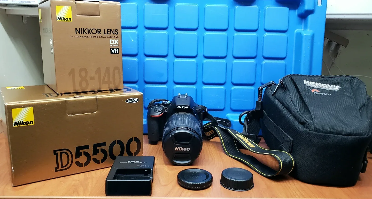 Nikon D5500 DSLR Camera with 18-140mm Lens thumbnail