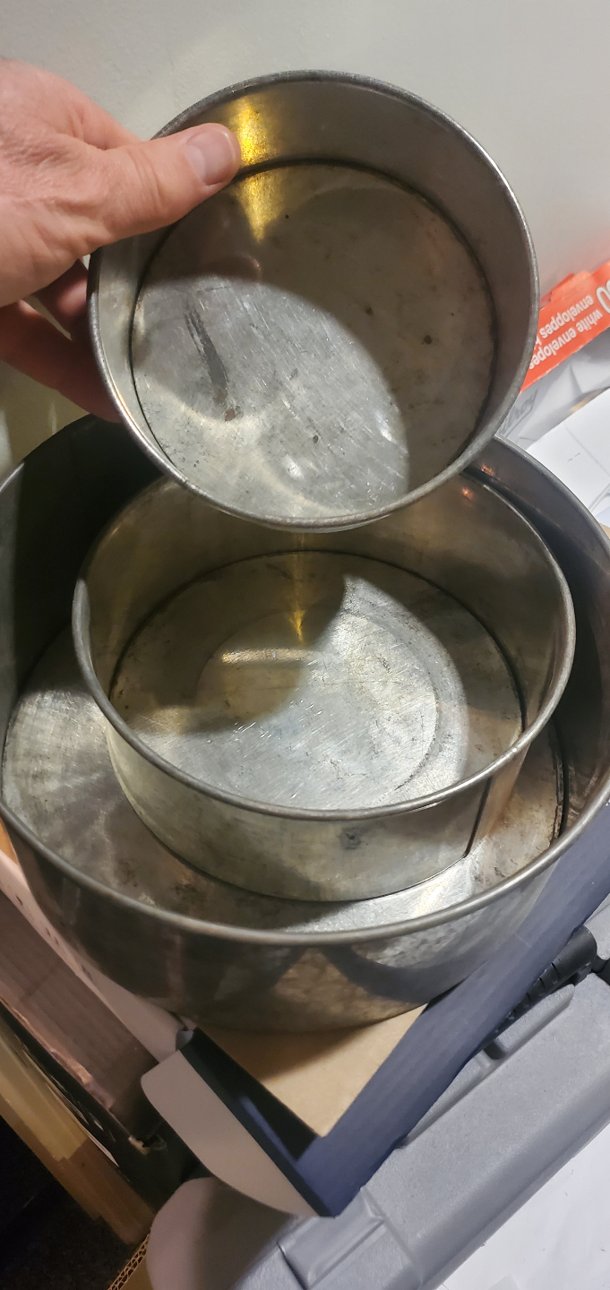 Vintage Three-Piece Round Cake Pan Set - photo 3