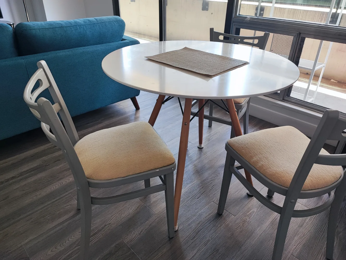 Structube Round White Table thumbnail