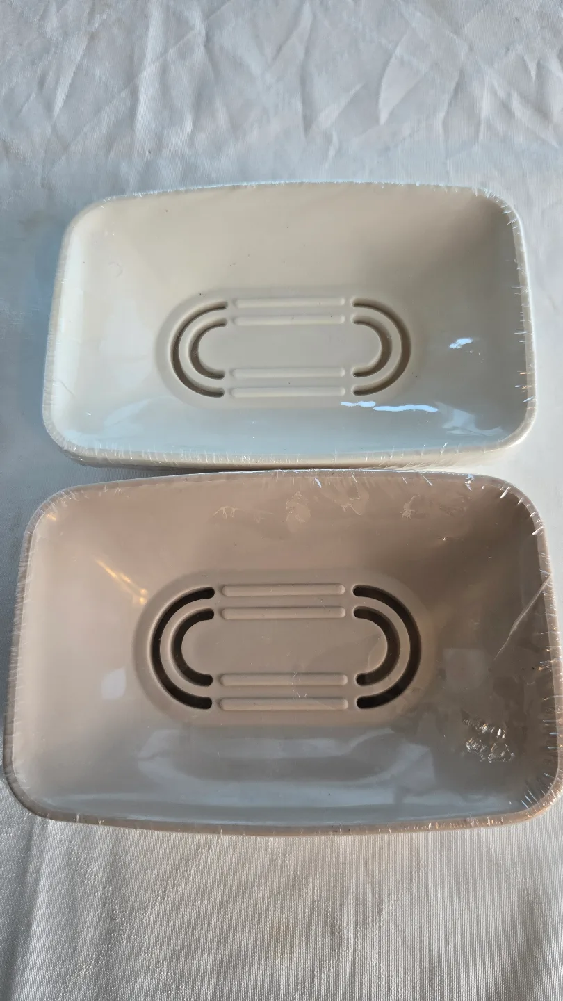 Two Seraphic Soap Dishes, Beige and White image indicator(2)