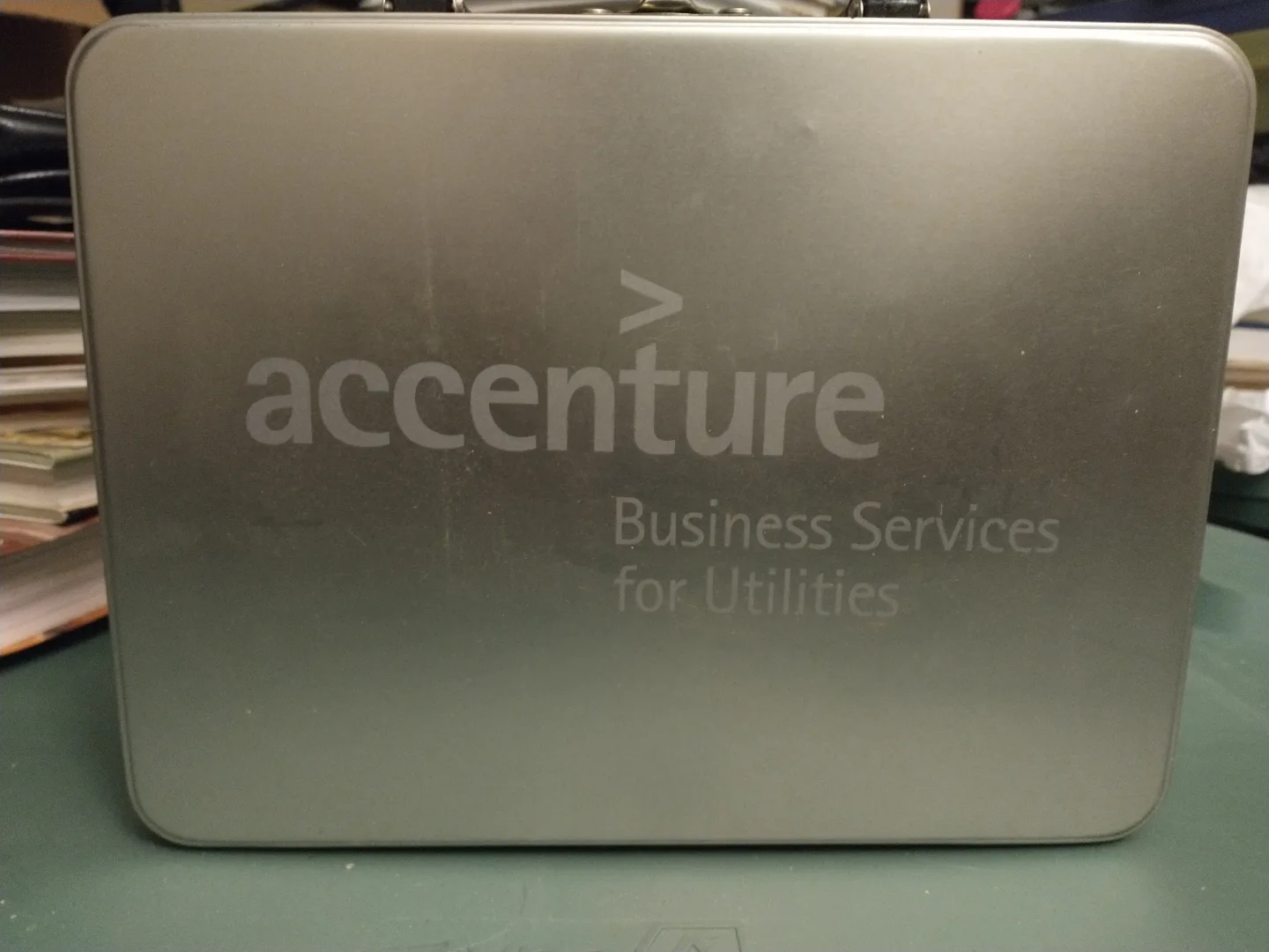 NEW!! 2003 XMAS ACCENTURE BUSINESS SERVICES METAL LUNCH BOX thumbnail