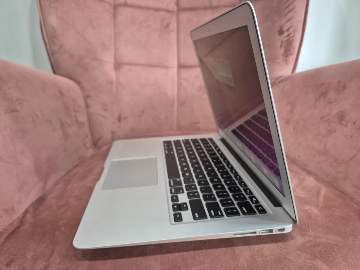 Apple MacBook Air 13-inch 2017 image indicator(7)