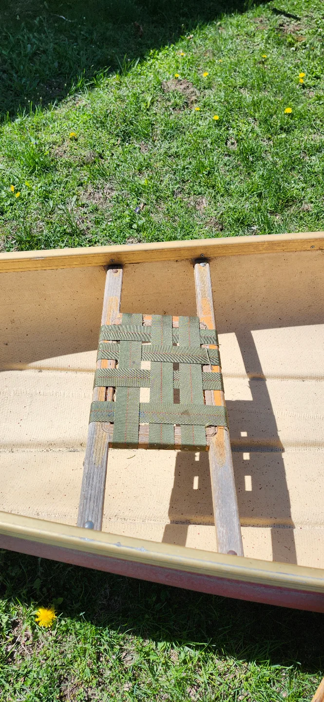 15.5 ft Fibreglass canoe with paddles and life jackets image indicator(5)