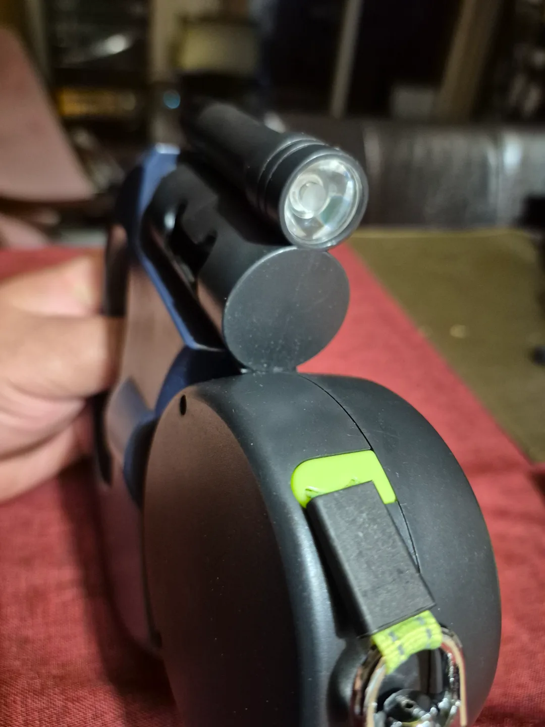 Double Retractable Dog Leash with Built-in LED Flashlight image indicator(6)