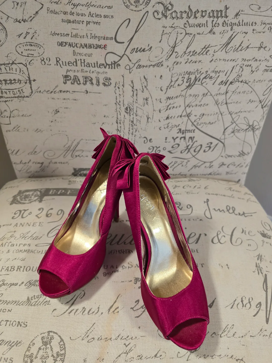 Women's Size 6 Burgundy Satin Peep-Toe Heels with Bows thumbnail