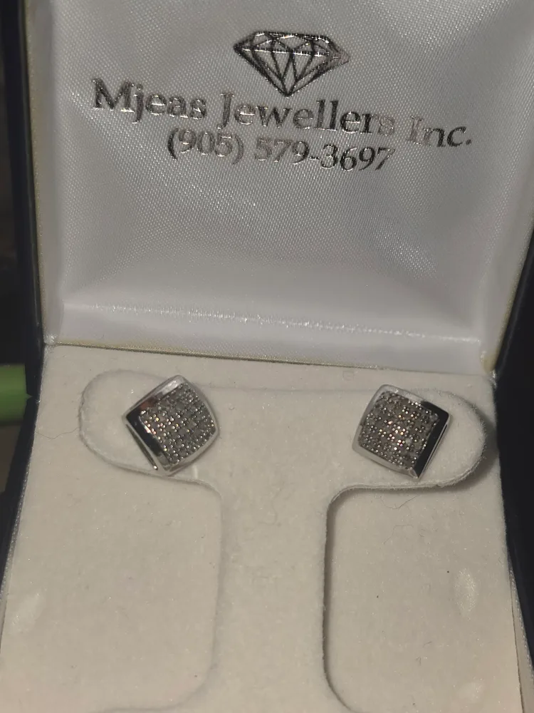 Diamond Earrings Unisex image indicator(2)