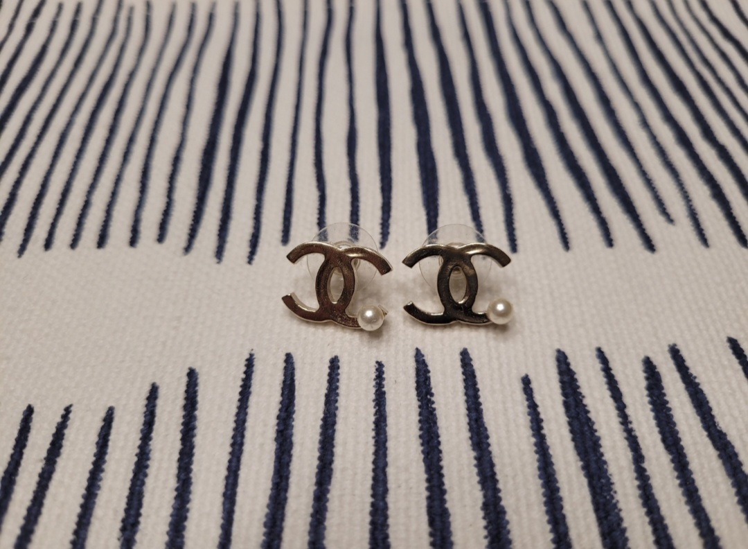 Chanel cc logo Pearl Accent Earrings