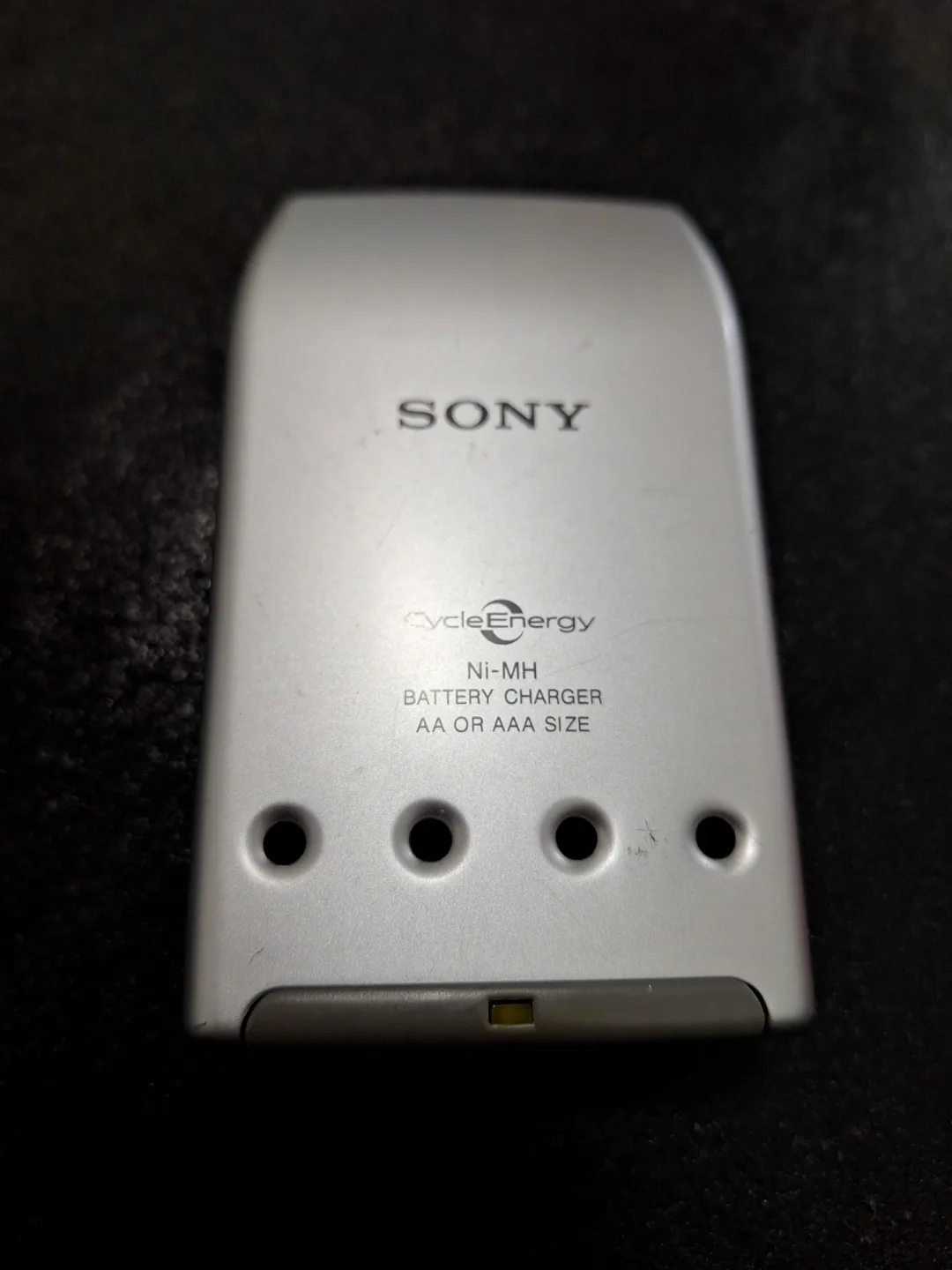 Sony CycleEnergy Ni-MH AA or AAA Battery Charger thumbnail