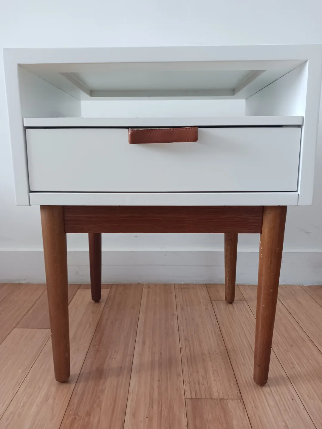 White Mid-Century Modern Nightstand and Coffee Table Set image indicator(8)