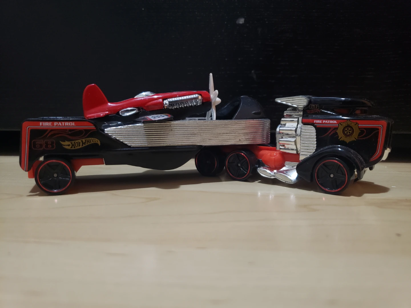 Hot Wheels Fire Patrol 68 diecast truck with airplane 🏒