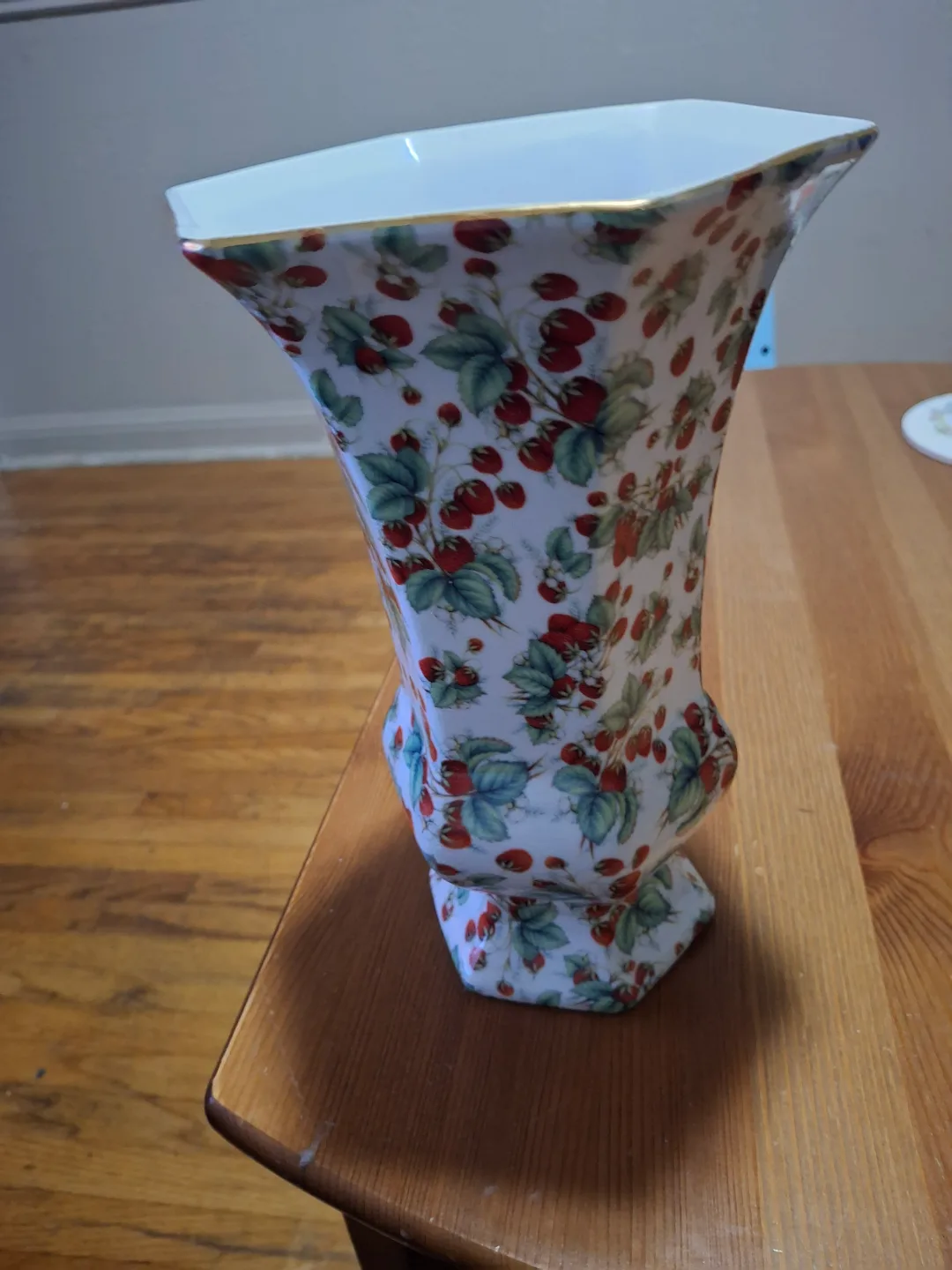 Strawberry Print Porcelain Vase image indicator(2)