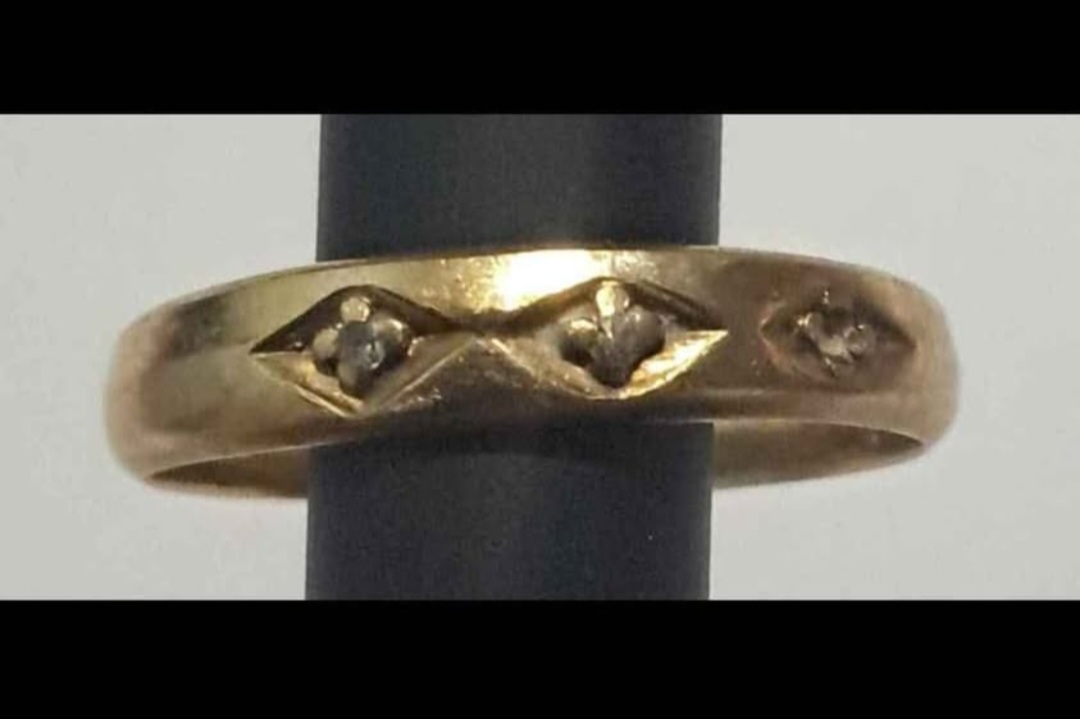Vintage 10k Gold Ring, 3 Mini Diamonds - photo 3