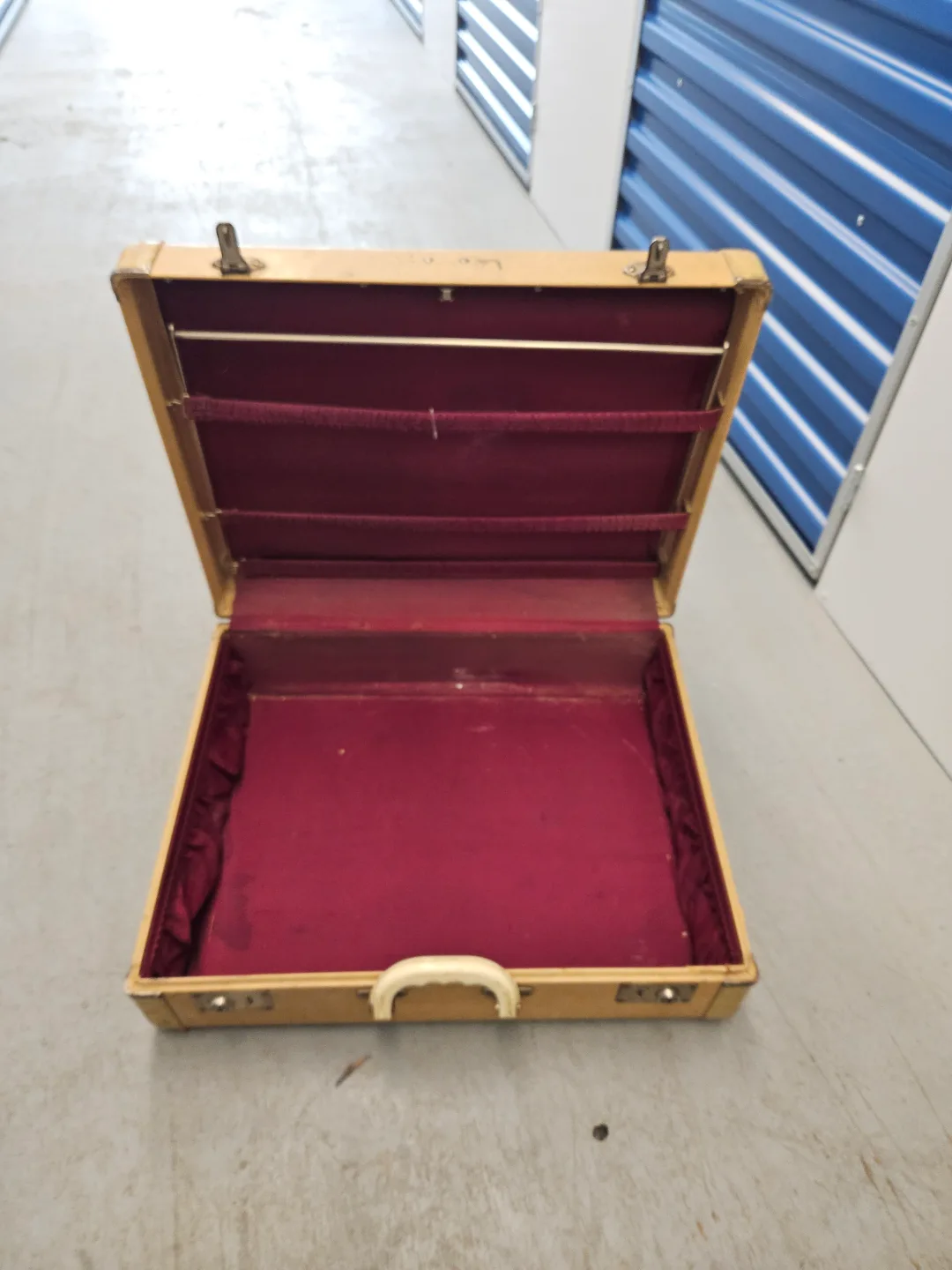 Vintage Suitcases - Set of Two 🏒 image indicator(4)