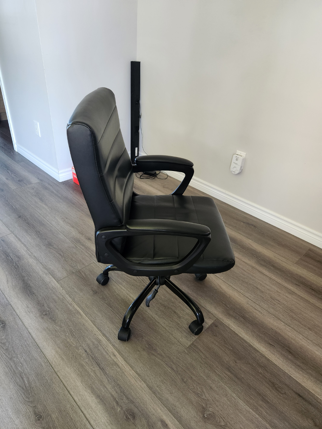 Black Office Chair - photo 2