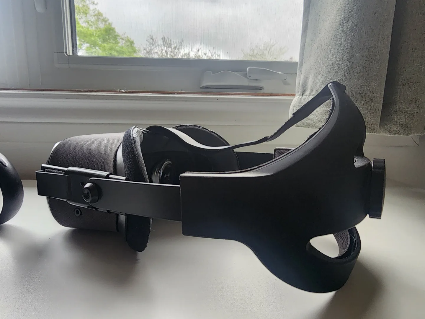 Oculus Quest 1 VR Headset and Controllers image indicator(3)