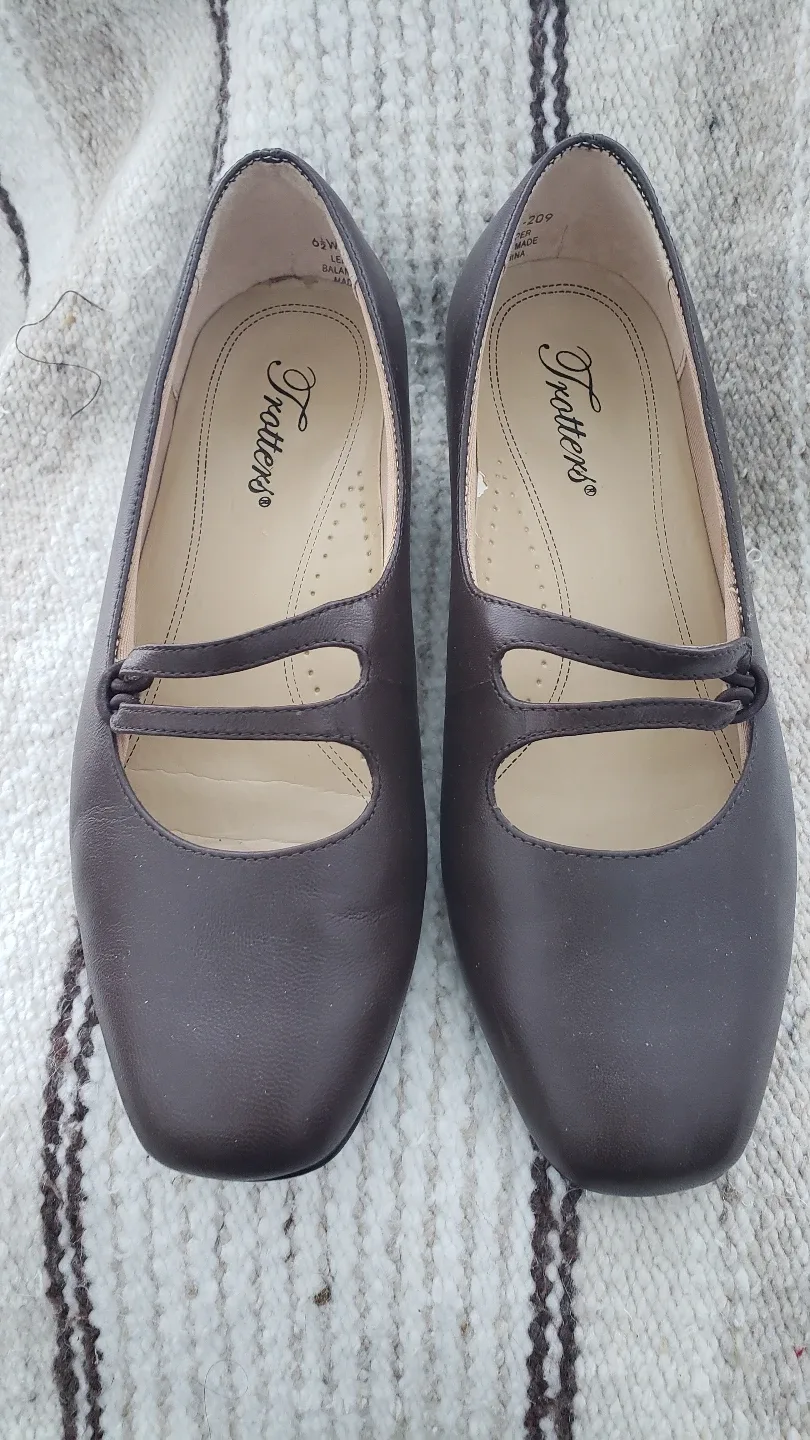 Brown Trotters Women's Low Heels.  6.5W thumbnail