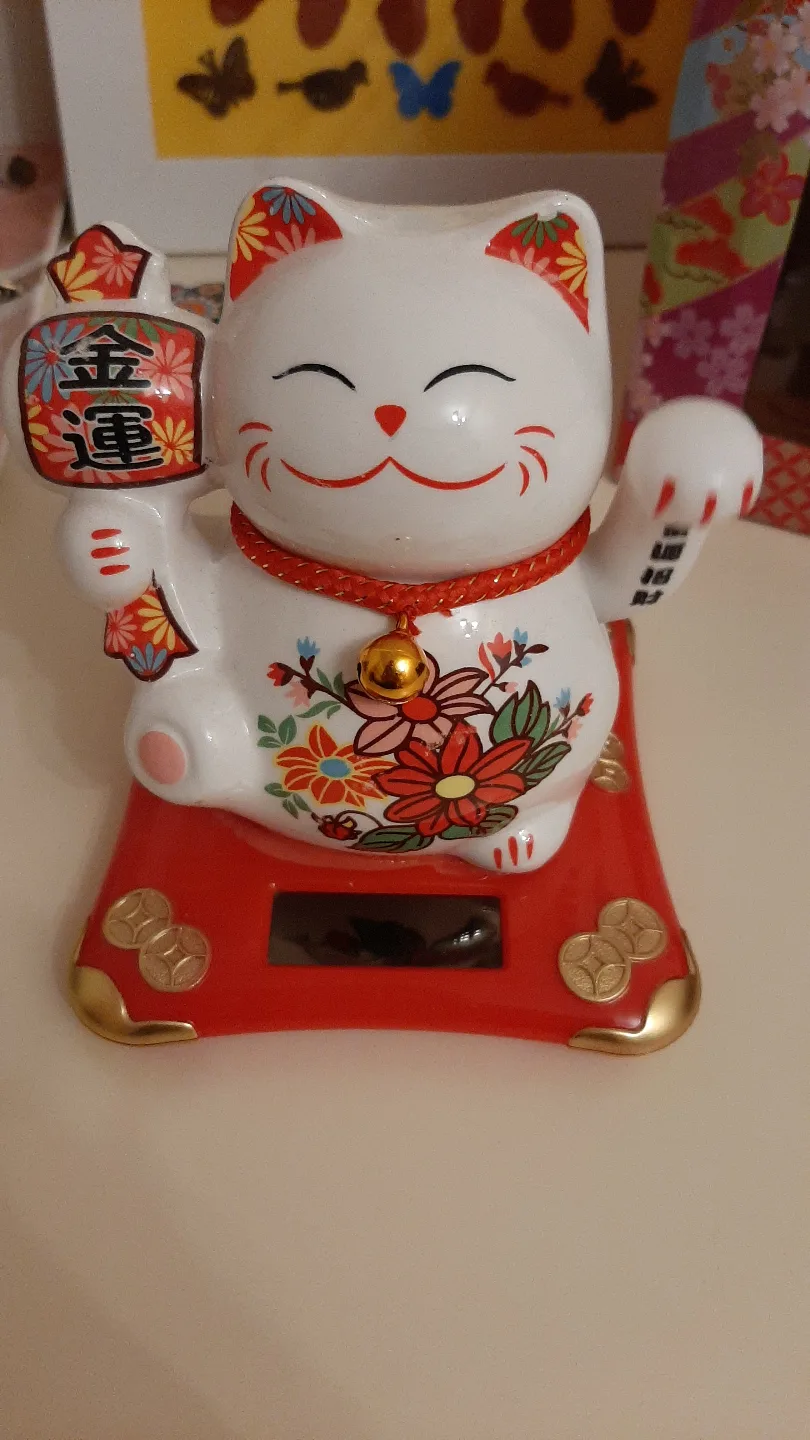 Solar-Powered Maneki-Neko Lucky Cat Figurine image indicator(2)