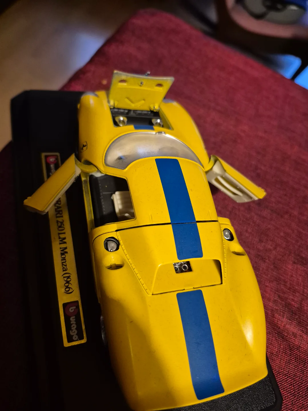 Bburago Ferrari 250 LM Monza (1966) 1:24 Scale Diecast Model Car image indicator(6)